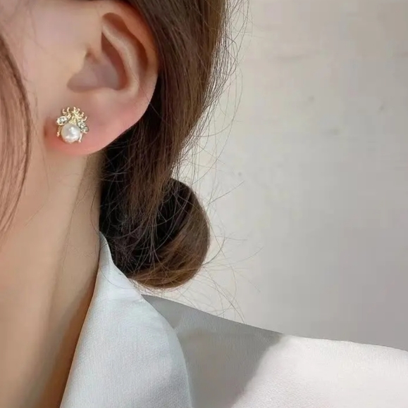 ✨ Honey Bee 🐝 Faux Pearl Earrings ✨ - Picture 3 of 3